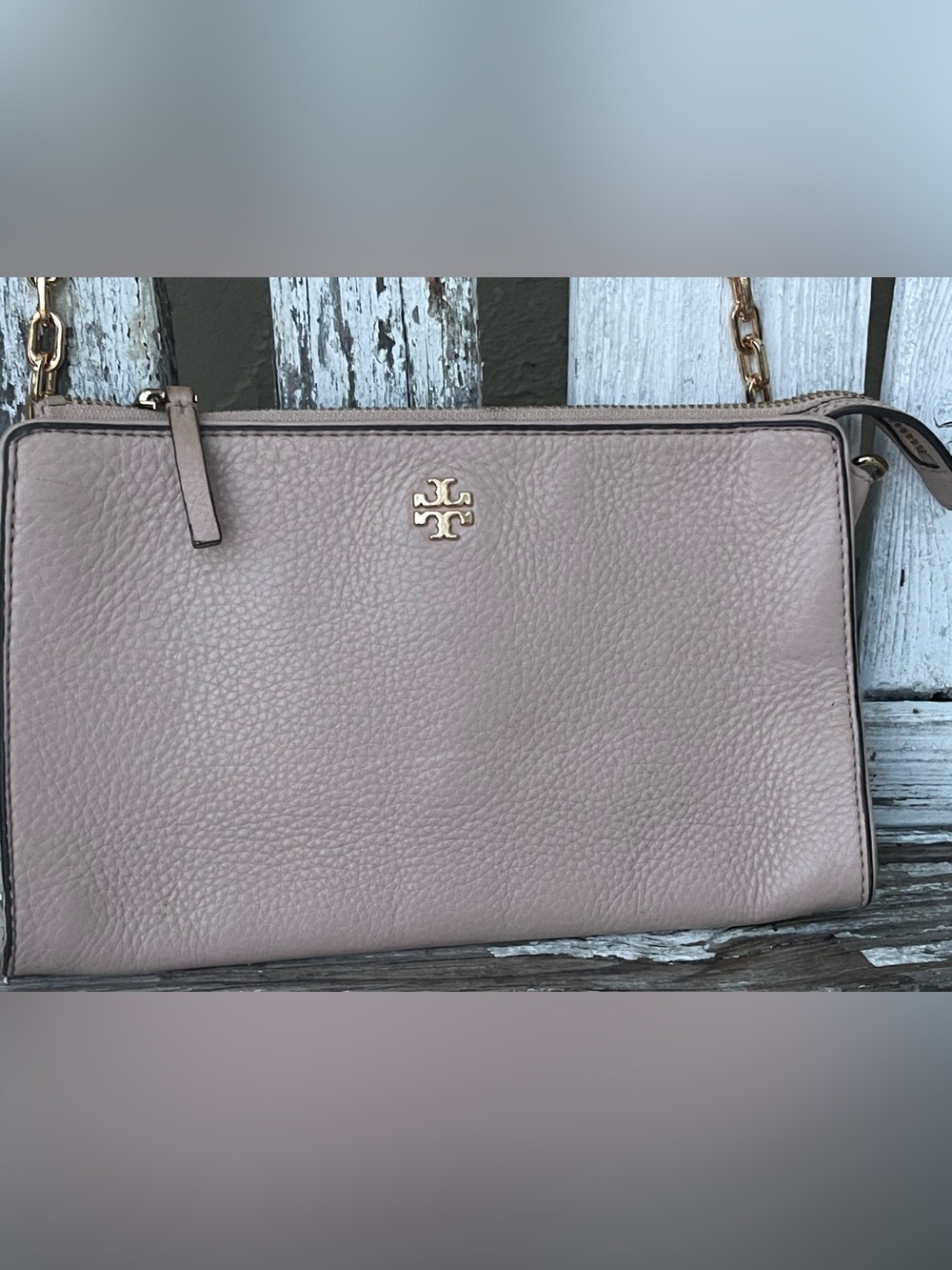 Tory Burch Kira Pebbled Leather Top Zip Crossbody Bag Gold Logo Gray Neutral